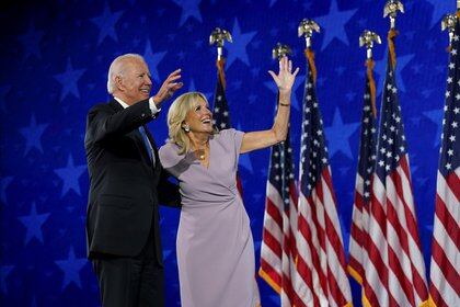 Joe con su esposa Jill Biden.  REUTERS / Kevin Lamarque