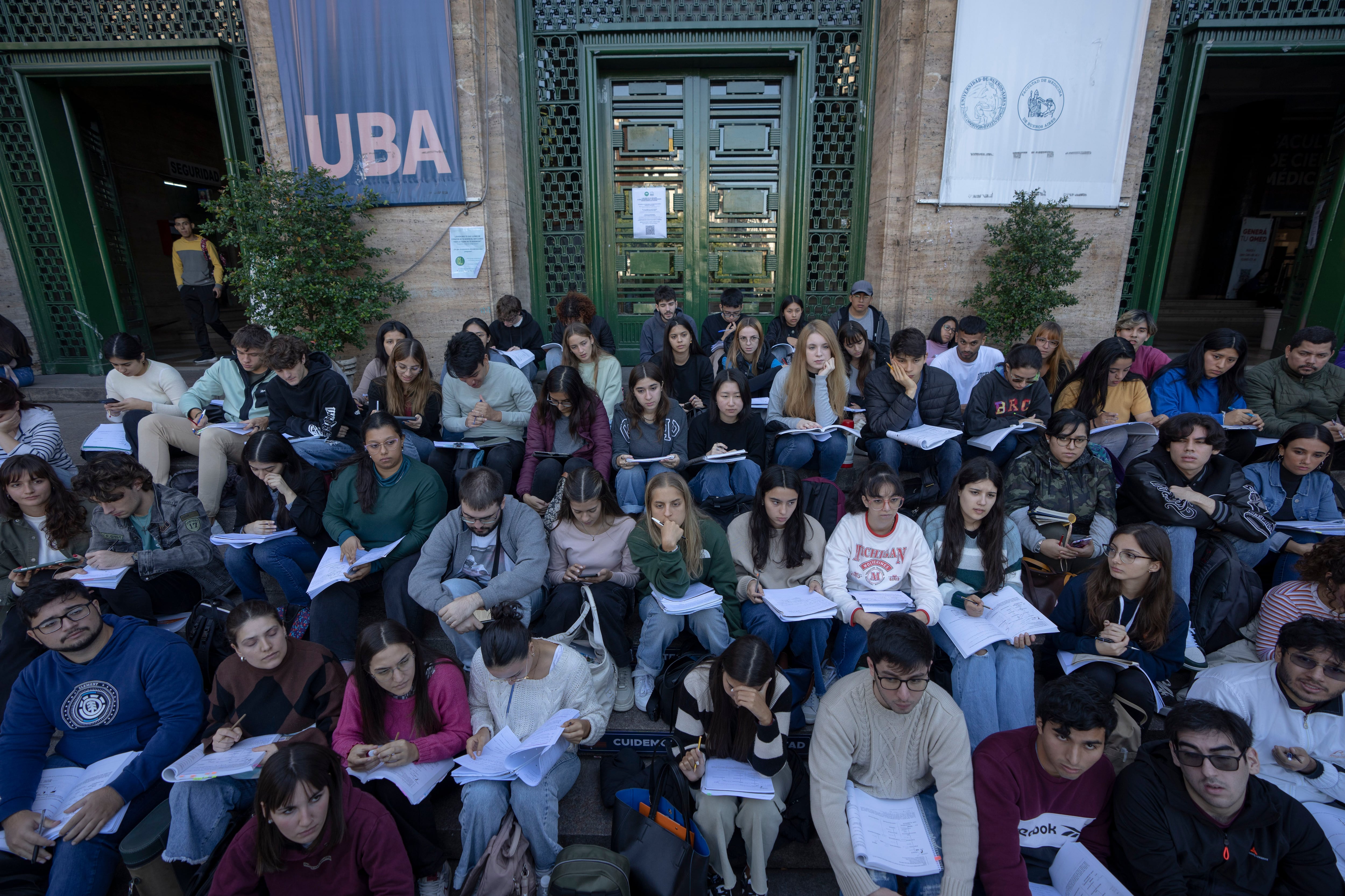 Estudiantes de la Universidad de Buenos Aires (UBA) toman clase en la calle en Buenos Aires, Argentina, el jueves 18 de abril de 2024 (AP Foto/Víctor R. Caivano)