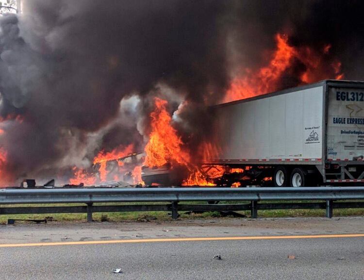 Resultado de imagen para Accidente mÃºltiple en carretera de Florida camino a disney