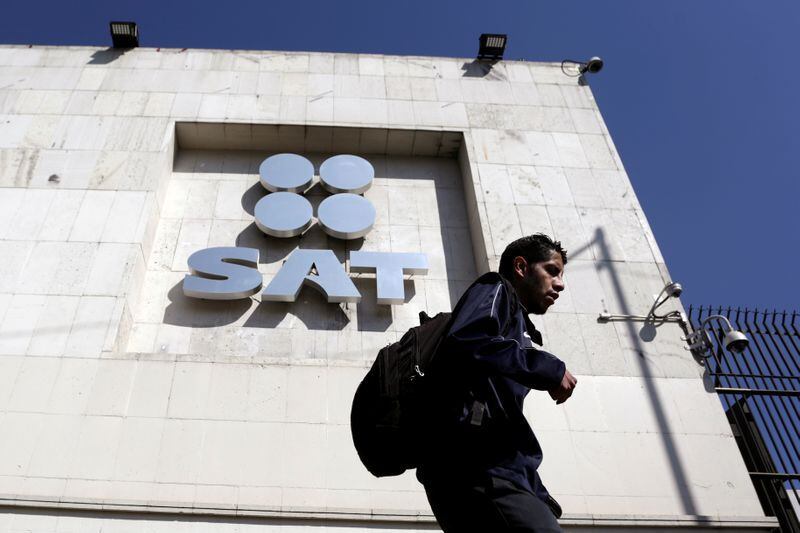 El SAT relaciona el depósito a terceros con acciones son parecidas a las llevadas a cabo por parte de las llamadas “factureras” (Foto: REUTERS/Daniel Becerril)