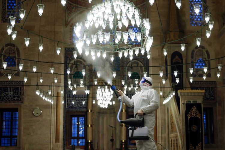 Un trabajador del municipio con un traje protector desinfecta la mezquita Kilic Ali Pasa debido a preocupaciones por el coronavirus en Estambul, Turquía, 11 de marzo de 2020 (Reuters)