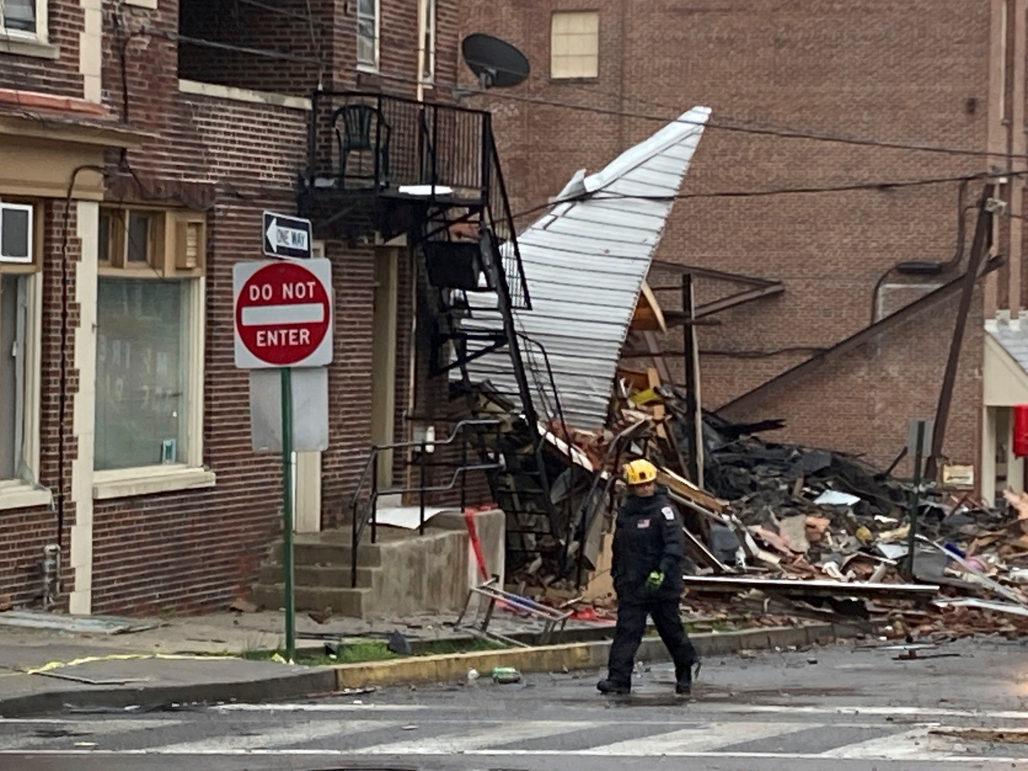 Personal de emergencia trabaja en el lugar de una explosión en una fábrica de chocolate en West Reading, Pensilvania, el 25 de marzo de 2023. (AP Foto/Michael Rubinkam)