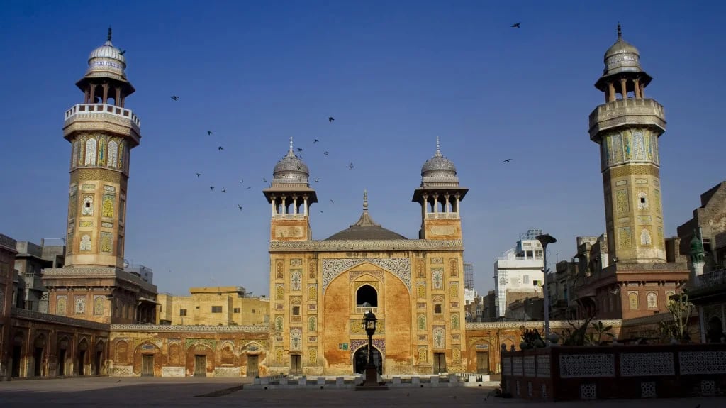 La mezquita de Wazir Khan Mosque se encuentra el la antigua ciudad de Lahore, en Pakistán (Shutterstock)