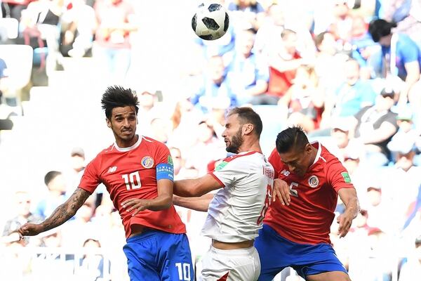 Serbia’s defender Branislav Ivanovic (C) vies for the header with Costa Rica’s midfielder Bryan Ruiz (L) and Costa Rica’s midfielder Celso Borges (R) during the Russia 2018 World Cup Group E football match between Costa Rica and Serbia at the Samara Arena in Samara on June 17, 2018. / AFP PHOTO / EMMANUEL DUNAND / RESTRICTED TO EDITORIAL USE – NO MOBILE PUSH ALERTS/DOWNLOADS
