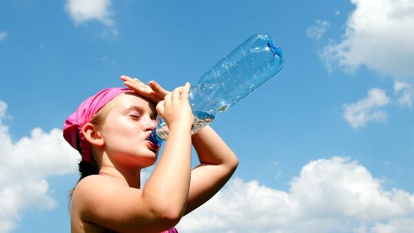 Para prevenir el golpe de calor hay que siempre llevar una botella de agua (iStock)