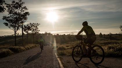 Dos hombres en bicicleta este sábado en el municipio madrileño de Alcobendas (EFE/Emilio Naranjo)