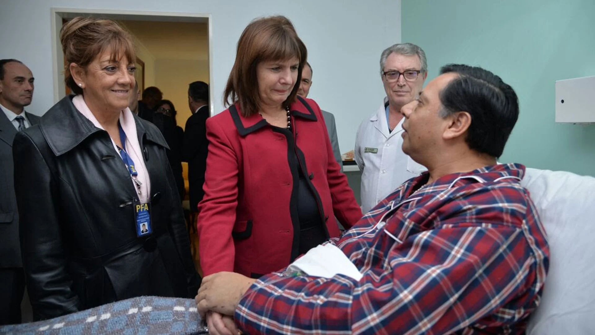 La ministra Patricia Bullrich con el comisario Santos Gustavo Díaz, en el hospital