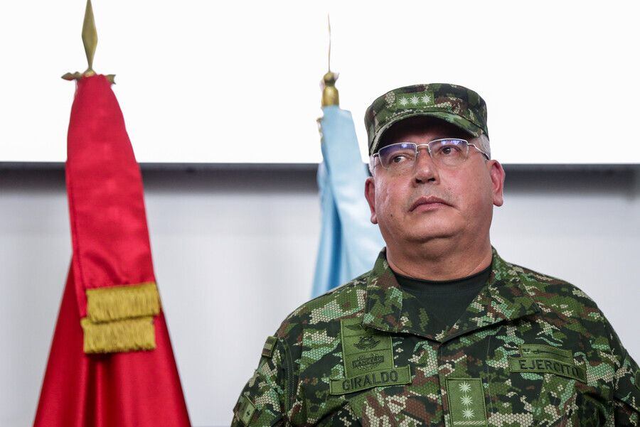 General Helder Giraldo, comandante de las Fuerzas Militares -fue increpado por un exmilitar en el aeropuerto El Dorado