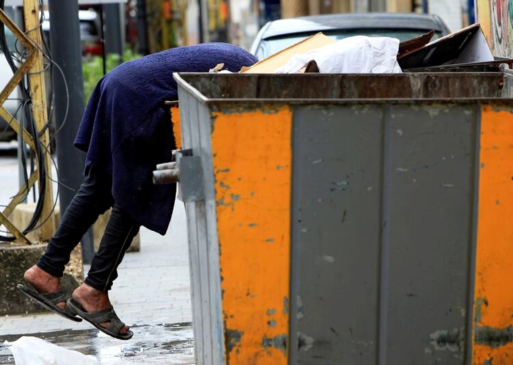 Un hombre busca entre la basura en Líbano (Reuters)