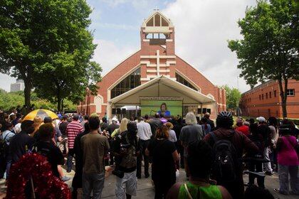 Cientos de personas se congregaron a las afueras de la Iglesia Bautista Ebenezer para homenajear a John Lewis (REUTERS/Elijah Nouvelage)
