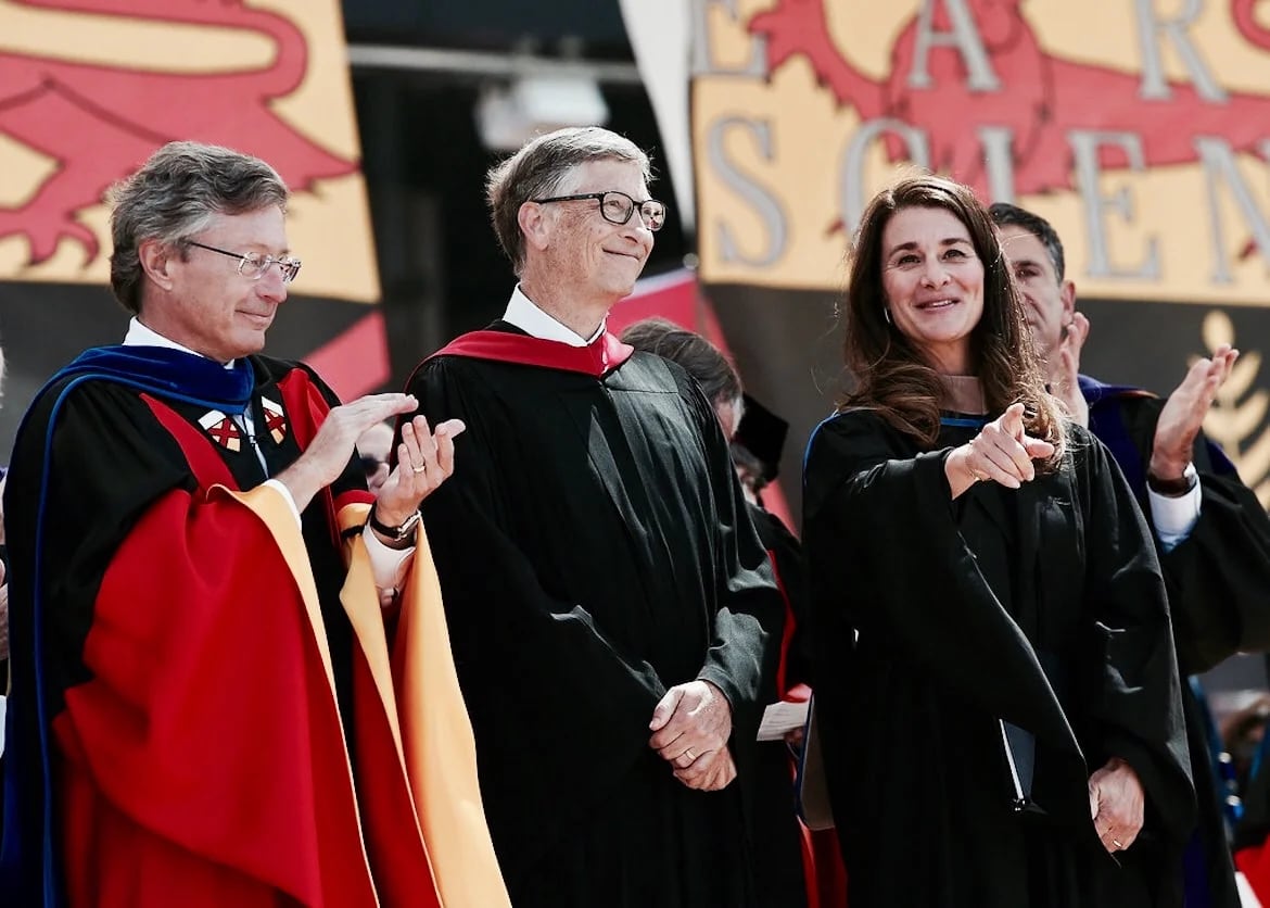 Convertido en el hombre más rico del mundo, Bill Gates también abandonó sus estudios sin obtener un diploma. “Si hubiera hablado con ustedes en su período de orientación, probablemente muchos de ustedes no estarían aquí hoy” aseguró en un discurso ante graduados de Harvard