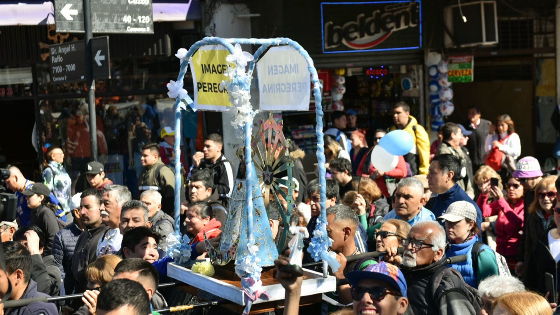 La procesión formal inició a las 10 de la mañana del sábado desde el santuario de San Cayetano de Liniers