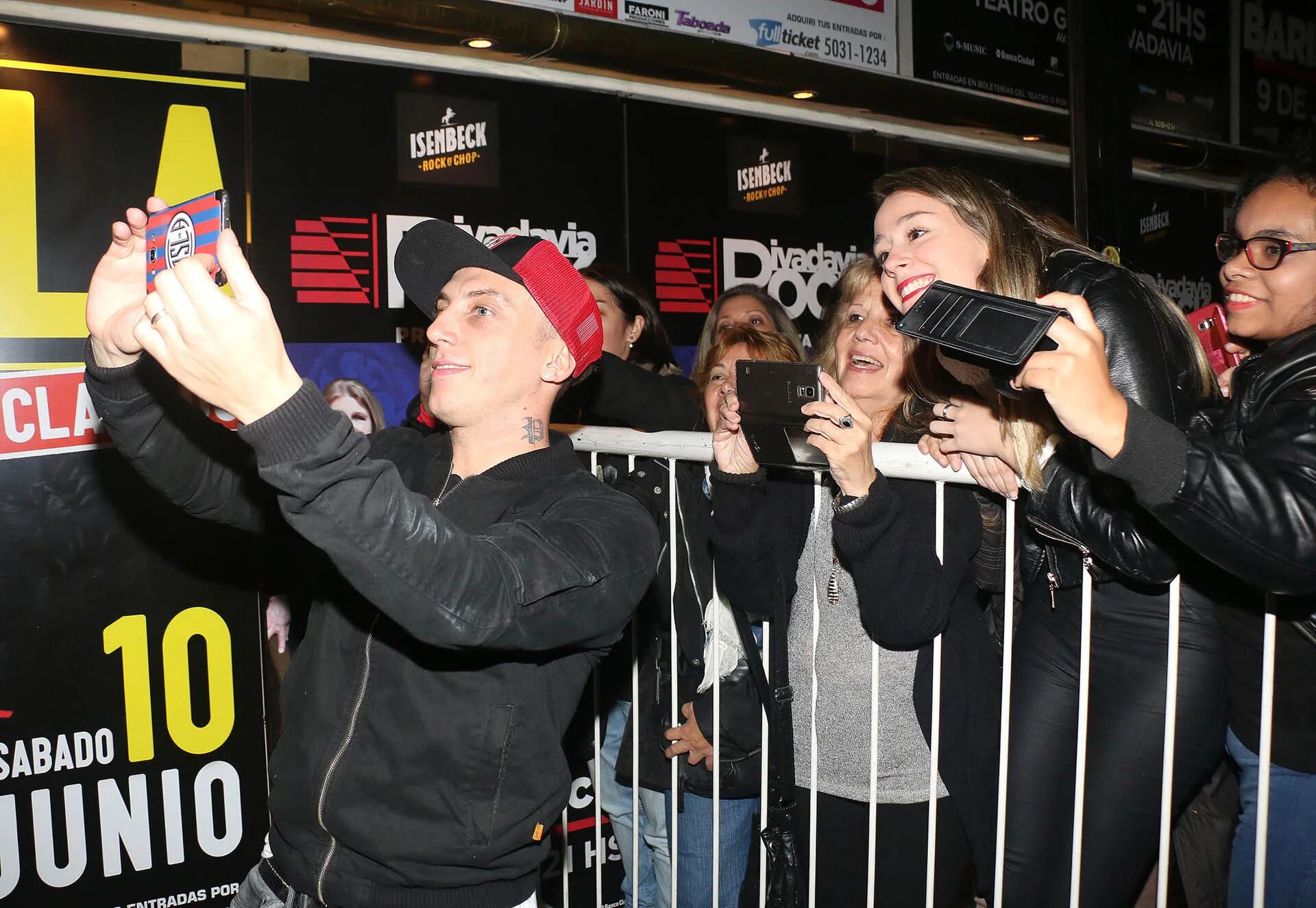 El Polaco y una selfie con sus fans (Verónica Guerman / Teleshow)