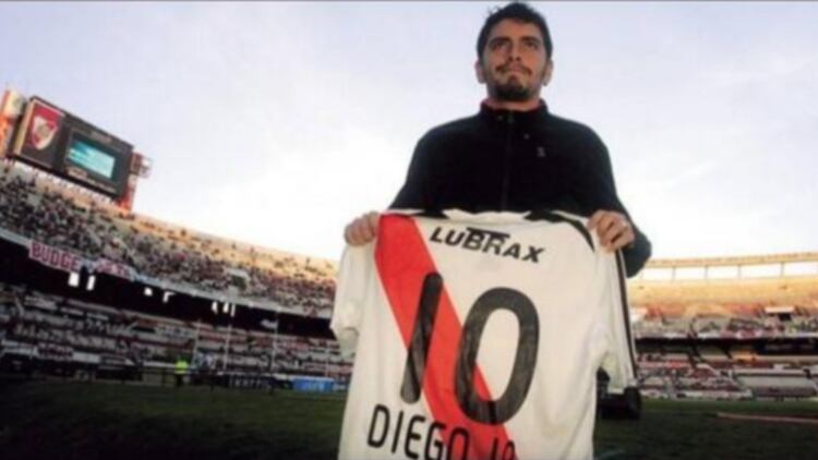 Desafia A Su Padre O Lo Idolatra Maradona Jr Se Hizo Socio De River Infobae