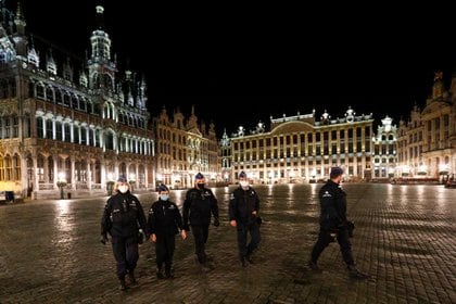 Oficiales de policía en Bruselas durante el toque de queda impuesto en el país por el rebrote de COVID-19. Foto: REUTERS/Francois Lenoir