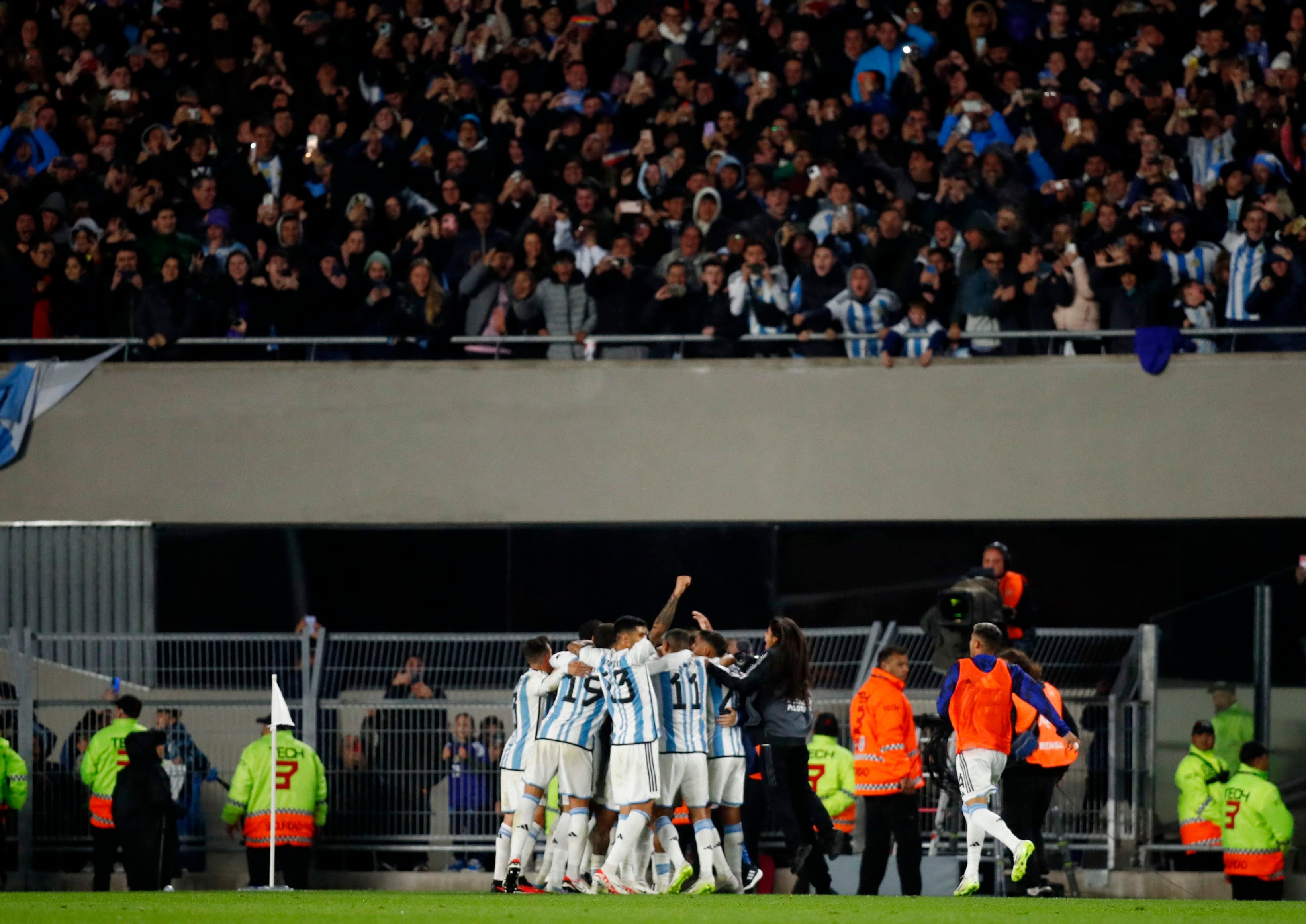 Los jugadores argentinos se abrazan tras el gol de Lionel Messi. El Capitán marcó de tiro libre en un momento clave del partido para que Argentina le gane 1-0 a Ecuador (REUTERS/Agustin Marcarian)