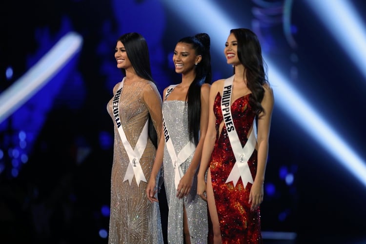 Las tres finalistas: Miss Venezuela Sthefany Gutiérrez, Miss Sudáfrica Tamaryn Green y Miss Filipinas Catriona Gray. (REUTERS/Athit Perawongmetha)