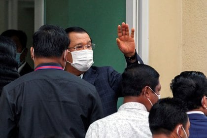 El primer ministro de Camboya, Hun Sen, llega al hospital de Calmette para recibir una dosis de la vacuna de AstraZeneca contra el coronavirus por India, en Phnom Penh (REUTERS / Cindy Liu)