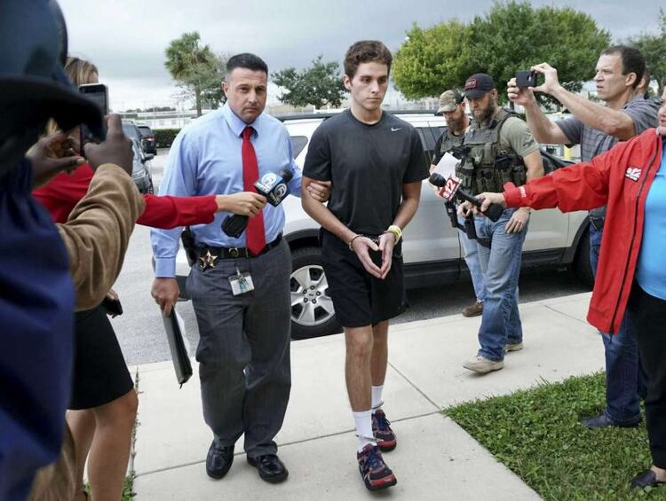 Austin Harrouff es transportado por detectives a la cárcel del condado de Martin desde el Hospital St. Mary’s en Stuart, Florida. (2016) (Richard Graulich/Palm Beach Post via AP)
