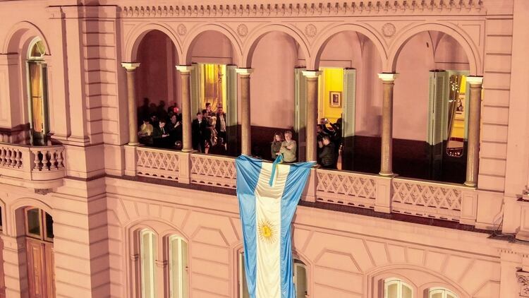 Macri y Awada en el balcón de la Casa Rosada (Thomas Khazki)