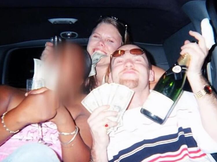 Lugo del crimen se sacaron fotos celebrando con champagne y dinero que habían sacado de un cajero automático (ABC News)