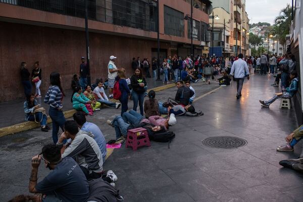 Gente esperando en una oficina gubernamental para tramitar el pasaporte (Bloomberg / Manaure Quintero)
