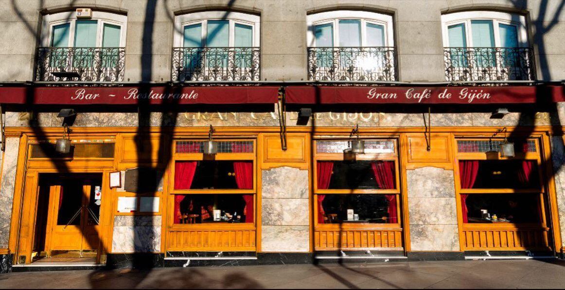 Entrada del Café Gijón