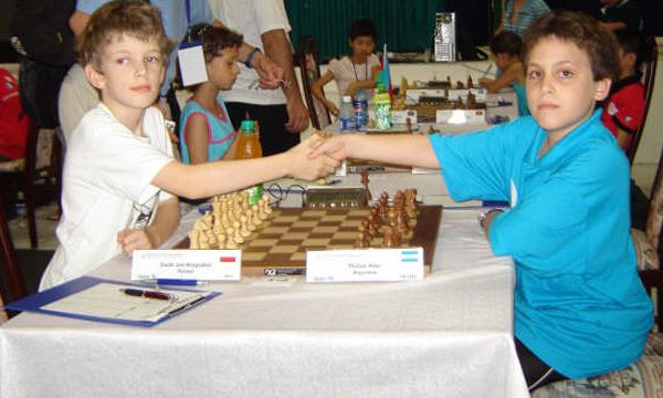 El niño Pichot saluda a su rival, desde chico tuvo destacadas actuaciones representando a la Argentina