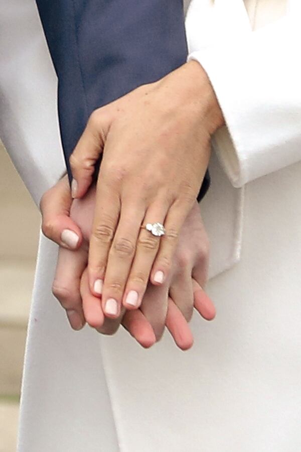 El anillo de compromiso en detalle (AFP PHOTO / Daniel LEAL-OLIVAS)