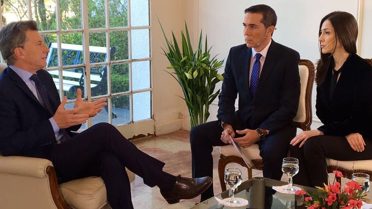 Barili junto a su compañera de noticiero Cristina Pérez entrevistando al presidente Mauricio Macri