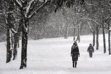 Gente bajo la nieve en Victoria Park, en Glasgow (Andy Buchanan / AFP)