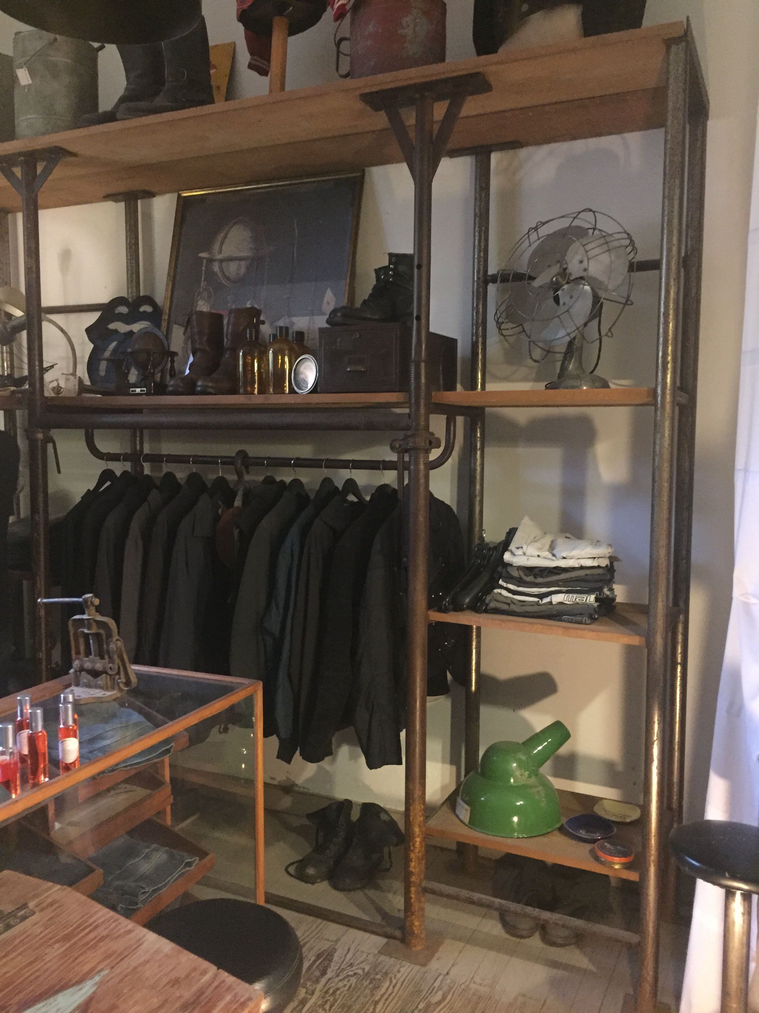 El hierro y la madera pesada son los dos materiales preferidos de Rastalsky. Las estanterías que sirven como guardaropa las confeccionó con caños de obra y madera
