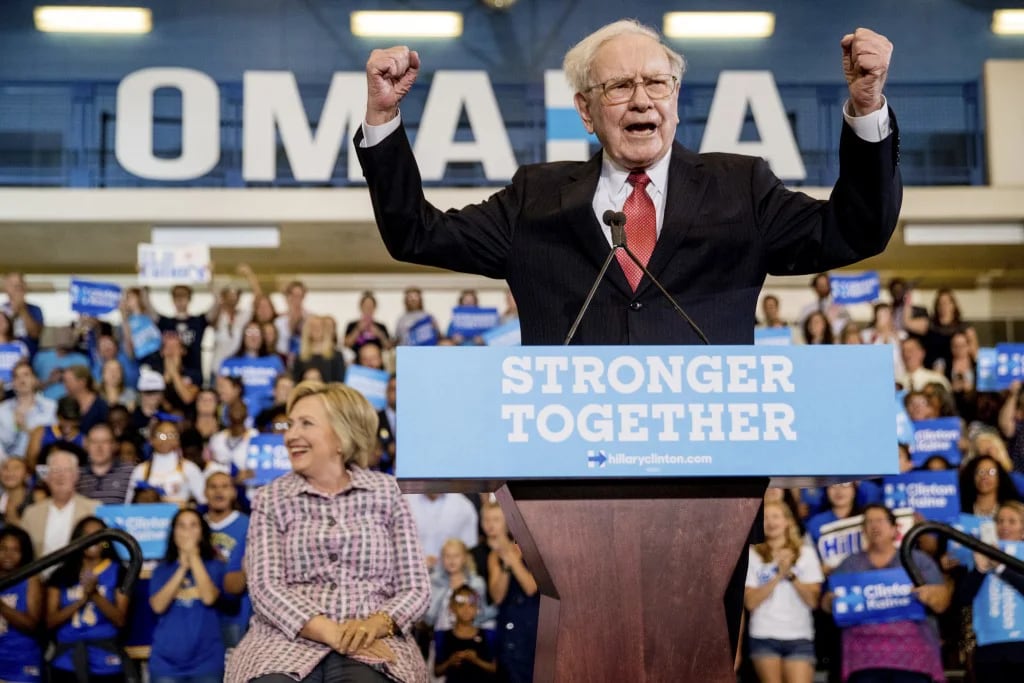 El terEl te Warren Buffett, en un evento junto a Hillary Clinton (AP)