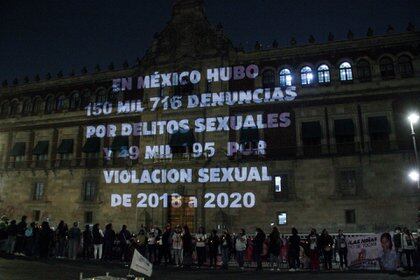 CIUDAD DE MÉXICO, 28MARZO2021.- Madres de víctimas de feminicidio y  desaparición forzada realizaron una velada frente a Palacio Nacional donde realizaron una ofrenda acompañada de proyecciones.
FOTO: ANDREA MURCIA /CUARTOSCURO.COM