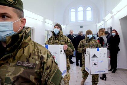 Soldados hungaros transportando las vacunas contra el COVID-19 de Pfizer-BioNTech al Hospital Del-Pest Central en Budapest, Hungría. Szilard Koszticsak/Pool via REUTERS