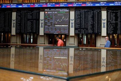 FOTO DE ARCHIVO: Tableros electrónicos en la bolsa de Madrid, 24 de junio de 2016. REUTERS/Andrea Comas