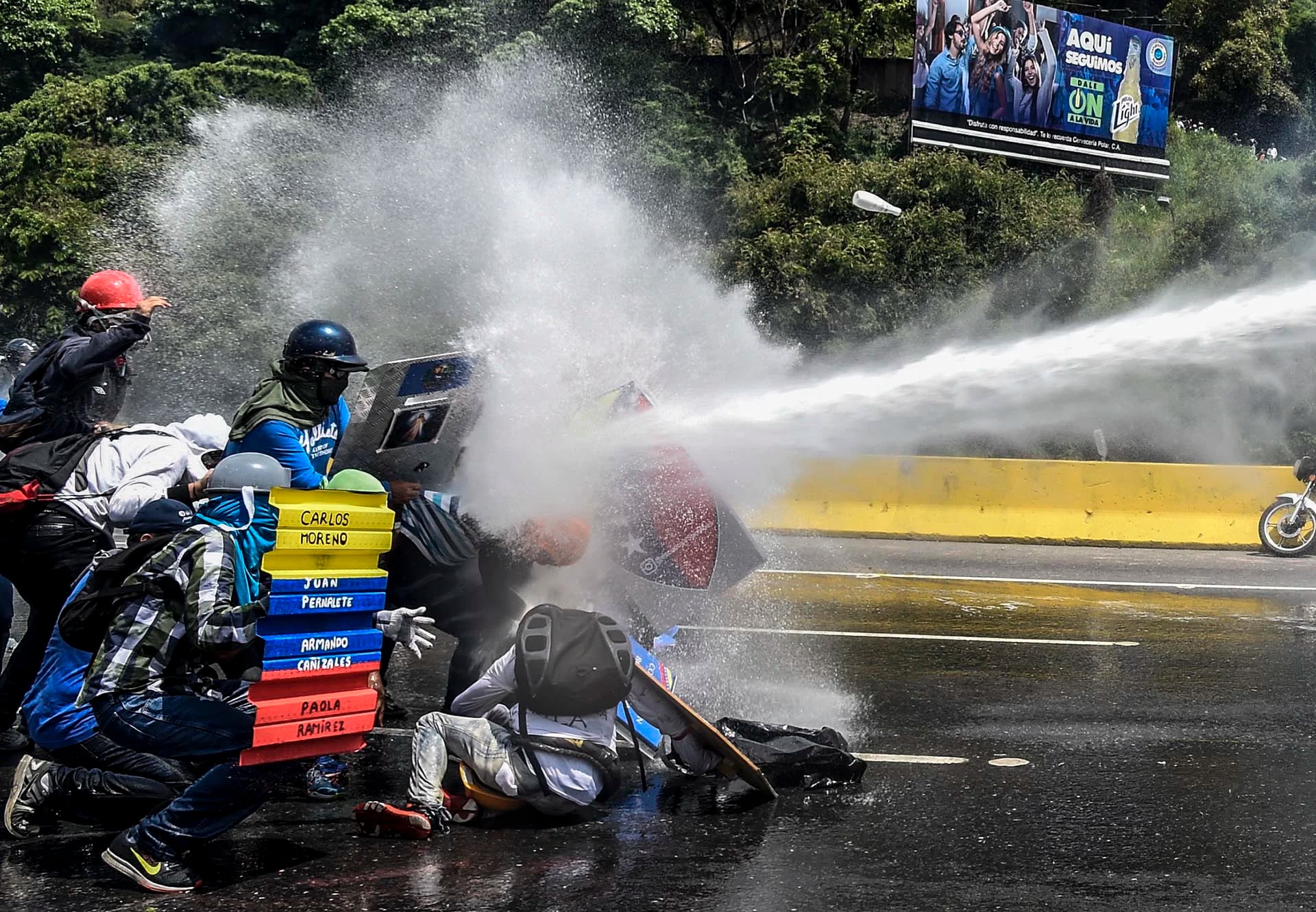 El régimen militar de Nicolás Maduro reprime a la población civil (AFP)