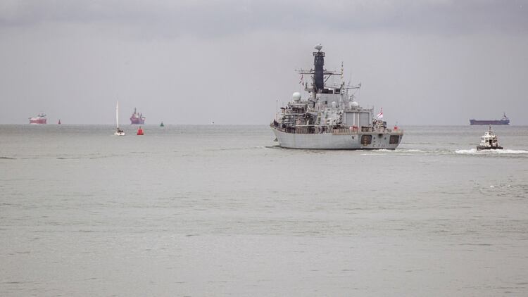 El HMS Kent comienza su travesía (Royal Navy)