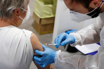 File foto: il 14 aprile 2021, una persona riceve un moderno vaccino contro il virus corona (Govit-19) in un auditorium musicale a Roma, in Italia.  REUTERS / Yara Nardi 