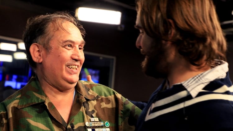 Jorge Altieri junto a Joaquín Cavanna, el periodista que viajó a Londres a buscar el casco del soldado argentino