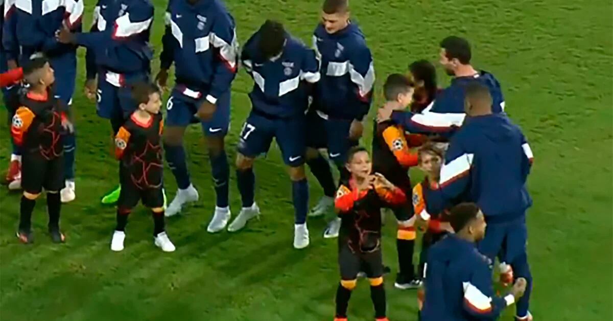 Incredible reaction from a group of kids on the field of play when they saw Lionel Messi entering Maccabi-Paris Saint-Germain