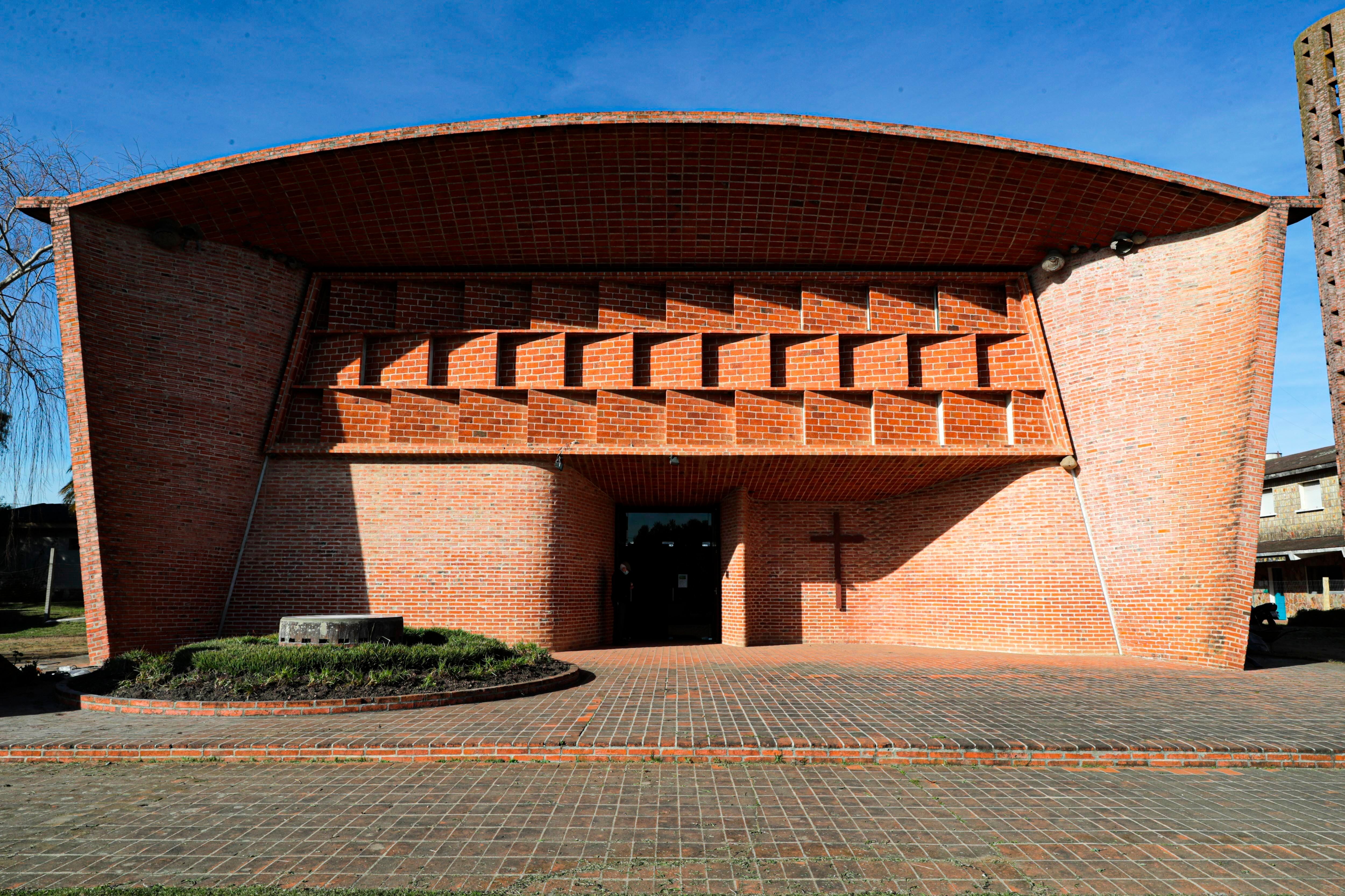 Fotografía del exterior de la Iglesia de Cristo Obrero y Nuestra Señora de Lourdes, en Atlántida, Uruguay (Foto: EFE)
