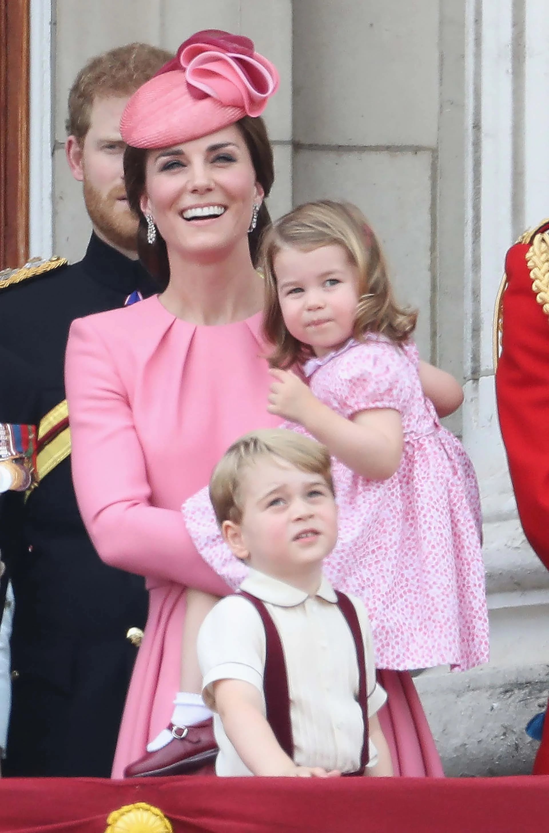 La pequeña Charlotte también estaba vestida del mismo color que su madre, mientras que el príncipe Jorge lució una camisa con tiradores