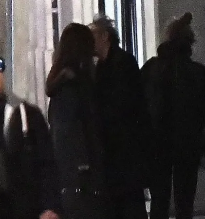 Tim Burton y Monica Bellucci fueron captados besándose en las calles de Madrid.