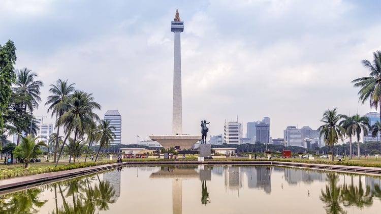 El Monumento Nacional o simplemente Monas, un obelisco de 132 metros ubicado en el centro de la plaza Merdeka, simboliza la lucha por la independencia de Indonesia (Shutterstock)