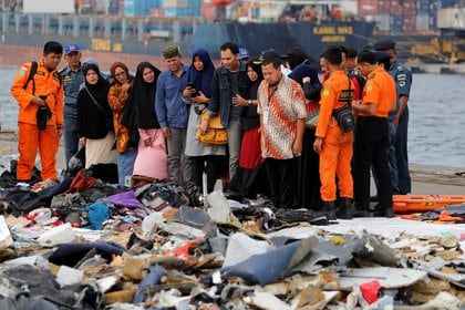 Familiares de los pasajeros frente a las pertenencias de las víctimas en el puerto de Tanjung Priok en Jakarta, Indonesia (REUTERS/Beawiharta)