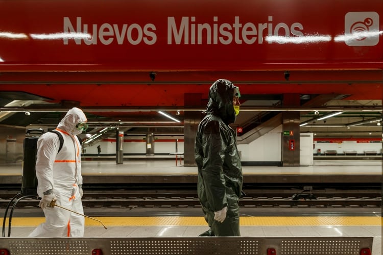 Trabajos de desinfección en la estación Nuevos Ministerios, en el metro de Madrid (AFP)