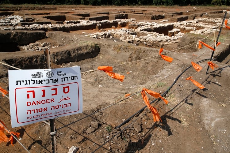 Una fotografía tomada el 6 de octubre de 2019 muestra una señal de advertencia y cordones de seguridad en el sitio arqueológico de En Esur (Jack Guez/ AFP)
