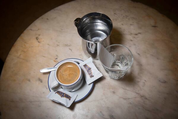 Pocillo de café, un expresso, un clásico café que sirven en Tortoni