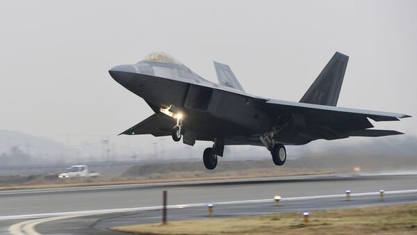 Un F-22 Raptor despegando para participar de las maniobras (AFP)